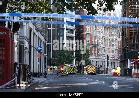 Londra, UK. 6 Giugno 2018. Londra Vigili del Fuoco di occuparsi di un incendio al Mandarin Oriental Hotel in Knightsbridge. : Claire Doherty/Alamy Live News Foto Stock