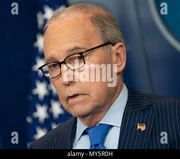 Washington, Stati Uniti d'America. Il 6 giugno, 2018. Larry Kudlow, direttore del Consiglio nazionale economico dà una news briefing alla Casa Bianca a Washington DC, Giugno 6, 2018. Credito: Chris Kleponis/CNP | Utilizzo di credito in tutto il mondo: dpa/Alamy Live News Foto Stock