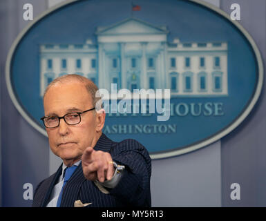 Washington, Stati Uniti d'America. Il 6 giugno, 2018. Larry Kudlow, direttore del Consiglio nazionale economico dà una news briefing alla Casa Bianca a Washington DC, Giugno 6, 2018. Credito: Chris Kleponis/CNP | Utilizzo di credito in tutto il mondo: dpa/Alamy Live News Foto Stock