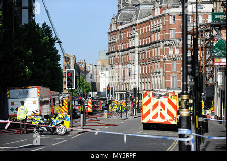 Londra, Gran Bretagna. Il 6 giugno, 2018. I vigili del fuoco e il personale dei servizi di emergenza il lavoro presso la scena dopo un incendio scoppiato al Mandarin Oriental Hotel nel quartiere londinese di Knightsbridge, Gran Bretagna, il 6 giugno 2018. Un totale di 20 motori Fire e 120 vigili del fuoco e i funzionari sono alle prese con una massiccia blaze al Mandarin Oriental Hotel nel quartiere londinese di Knightsbridge, Londra Vigili del Fuoco ha detto Mercoledì. Credito: Stephen Chung/Xinhua/Alamy Live News Foto Stock