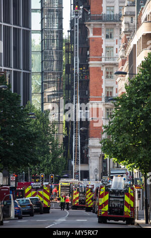 Londra, Regno Unito. Il 6 giugno, 2018. Veicoli di emergenza risponde a un incendio presso la a 12 piani Mandarin Oriental hotel in Knightsbridge. Londra Vigili del Fuoco consiglia 20 motori Fire e circa 120 vigili del fuoco e i funzionari sono state affrontando il fuoco sul tetto dell'hotel. Credito: Mark Kerrison/Alamy Live News Foto Stock