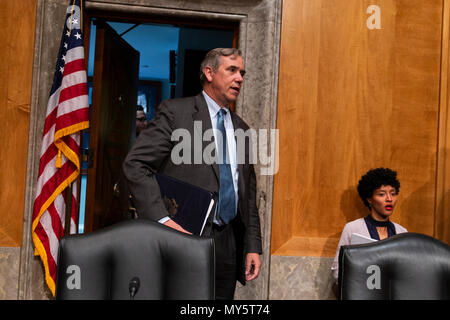 Washington, Stati Uniti d'America. Il 6 giugno, 2018. Stati Uniti il senatore Jeff Merkley democratici di Oregon, entra nella stanza prima di un senato degli Stati Uniti audizione sulla guerra presidenziale poteri agli Stati Uniti Campidoglio di Washington il 6 giugno 2018. Credito: Alex Edelman/CNP | Utilizzo di credito in tutto il mondo: dpa/Alamy Live News Foto Stock