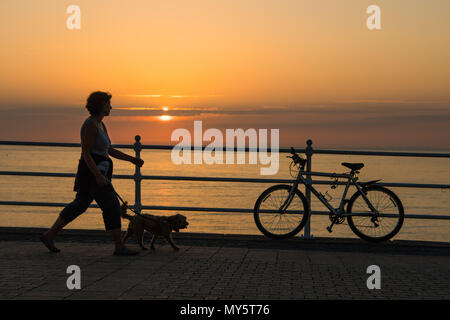 Aberystwyth Wales UK, mercoledì 06 giugno 2018 UK Meteo: il sole caldo sole estivo continua, culminando in un glorioso tramonto sul mare in Aberystwyth su Cardigan Bay costa del Galles occidentale foto © Keith Morris / Alamy Live News Foto Stock