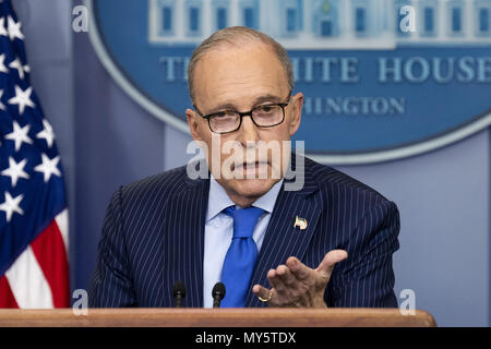 Washington, DC, Stati Uniti d'America. Il 6 giugno, 2018. Briefing con la stampa sul G7 con Larry KUDLOW, Direttore della nazionale degli Stati Uniti Consiglio economico, nella Casa Bianca Press Briefing Room alla Casa Bianca di Washington il 6 giugno 2018 Credit: Michael Brochstein/ZUMA filo/Alamy Live News Foto Stock