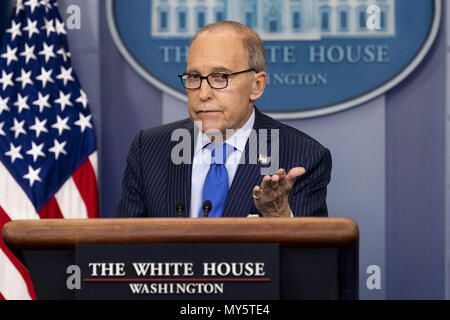 Washington, DC, Stati Uniti d'America. Il 6 giugno, 2018. Briefing con la stampa sul G7 con Larry KUDLOW, Direttore della nazionale degli Stati Uniti Consiglio economico, nella Casa Bianca Press Briefing Room alla Casa Bianca di Washington il 6 giugno 2018 Credit: Michael Brochstein/ZUMA filo/Alamy Live News Foto Stock