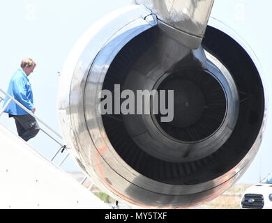 6-6-18. Vandenberg AFB, ca. Gli equipaggi fare la preparazione finale su un L-1011 Stargazer chiamato da Orbital/ATK come esso ha preso il largo con un aria-lanciato ATK orbitale Pegasus XL rocket distribuire la NASA il collegamento ionosferico Explorer (ICONA) via satellite di mercoledì. Icona sarà lo studio della ionosfera, una regione di massa superiore dell'atmosfera terrestre dove meteo soddisfa le condizioni metereologiche nello spazio.Il piano sarà in grado di volare per le isole Hawaii prima per un giorno e poi su a. Kwajalein, Isole Marshall erano si lancerà su Giugno 14th. Foto da Gene Blevins/LA/DailyNews SCNG/ZumaPress Credit: Gene Blevins/ZUMA filo/Alamy Live News Foto Stock