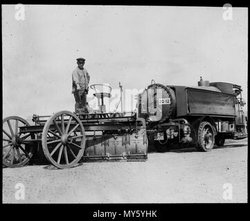 Sneeuwschuiver. Sneeuwschuiver gemonteerd achter een tankauto Den Helder 1930 Catalogusnummer: RAA003012983 Collectie Regionaal Archief Alkmaar Foto Stock