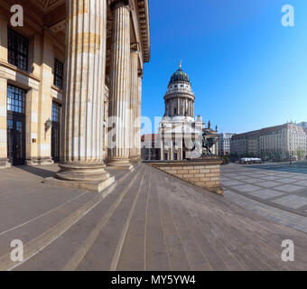 Immagine panoramica di piazza Gendarmenmarkt a Berlino con la chiesa francese dalle fasi di Concert Hall su un luminoso giorno Foto Stock