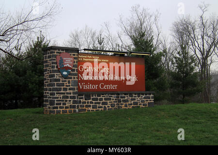 Un elaborato segno di pietra accoglie i visitatori a Gettysburg National Military Park, sede di un importante tre giorni di battaglia combattuta durante la Guerra Civile Americana Foto Stock