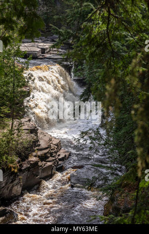 Alberta, Michigan - Canyon Falls, sul fiume di storione nella Penisola Superiore del Michigan.. Foto Stock