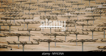 Energia alternativa, paesaggio industriale di batterie solari nel deserto Foto Stock