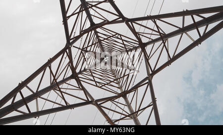 Elettriche ad alta tensione con colonna fili sul fondo cielo Foto Stock
