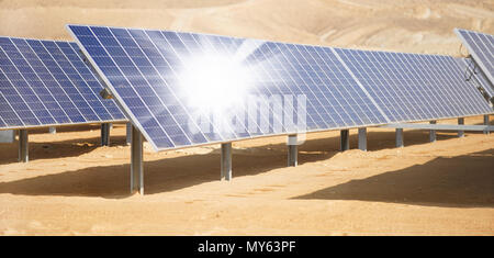 Energia alternativa, paesaggio industriale di batterie solari nel deserto Foto Stock