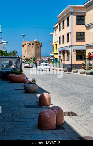 Street nella città sarda di Porto Torres in una giornata di sole di primavera Foto Stock