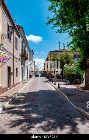 Street nella città sarda di Porto Torres in una giornata di sole di primavera Foto Stock