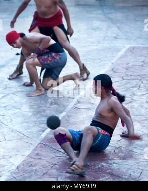 Maya guatemalteco Giocatore a Palla Jose Cristal colpisce la palla con il suo hip come suo fratello Josue Cristal guarda a lui durante il primo ¬Pok Ta Pok¬ World Cup Foto Stock