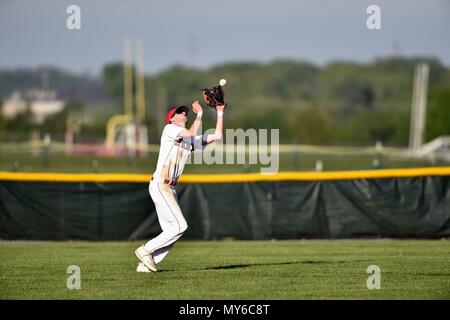 Sinistra fielder facendo una esecuzione di cattura di un fly palla nella sinistra-centro campo. Stati Uniti d'America. Foto Stock
