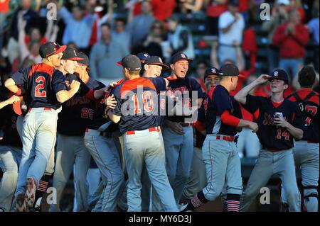 I giocatori festeggiare sul campo immediatamente dopo la loro sezione vittoria playoff. Stati Uniti d'America. Foto Stock