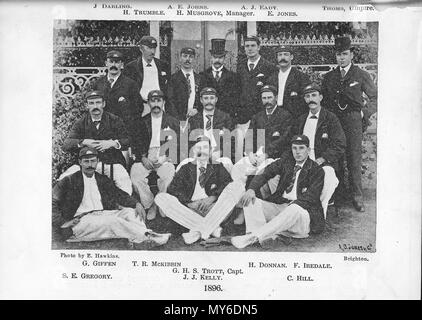 . Inglese: una scansione della nazionale australiano di cricket di 1896. Fila posteriore (l-r) Joe Darling, Hugh Trumble, Alfred Johns, Henry Musgrove (Manager), Charles ronto, Ernie Jones, Bob Thoms (arbitro). Riga centrale (l-r) George Giffen, Tom McKibbin, Harry Trott (Capitano), Harry Donnan, Frank Iredale. Fila anteriore (l-r) Syd Gregorio, Jim Kelly, Clem Hill . 1896. Foto di E Hawkins di Brighton 56 la squadra australiana del grillo 1896 Foto Stock