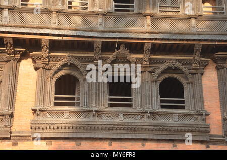 Scolpita in legno fatti a mano nella finestra di Bhaktapur Foto Stock