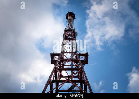 Torri di telecomunicazione includono di radio a microonde e televisione sistema di antenna con il cloud blue sky e sun ray. Torre per antenna a basso angolo di vista dram. Foto Stock