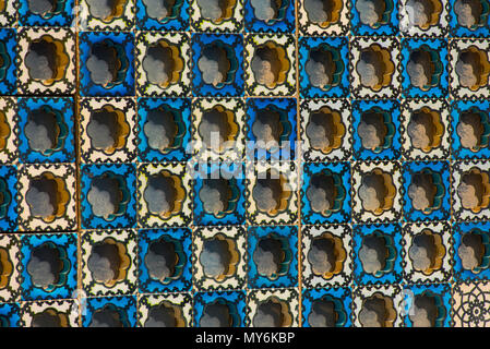 Modello islamico, arabo piastrelle blu su una moschea. Cupola della roccia di Gerusalemme Foto Stock