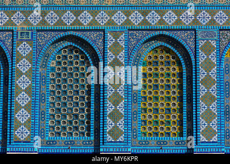 Coloratissimi modelli Islamici, finestra coperto con schermo Arabo, piastrelle a mosaico. Cupola della roccia, Temple Mount moschea, Gerusalemme, Israele Foto Stock