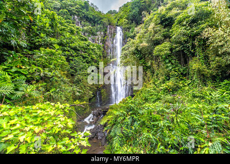 Una lunga esposizione delle Cascate Wailua sulla strada di Hana in Maui Foto Stock