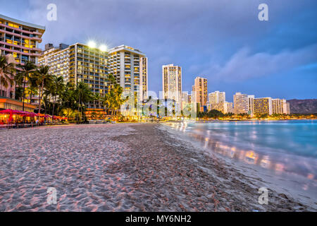 La spiaggia di Waikiki, Honolulu Oahu al crepuscolo Foto Stock
