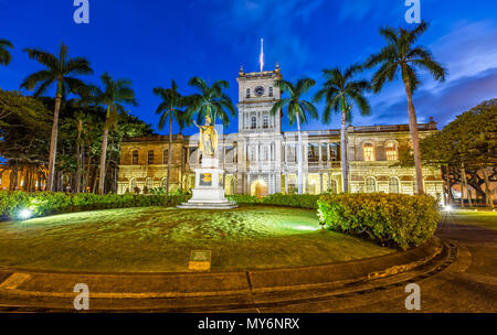 La statua del re Kamehameha e Aliiolani Hale (Hawaii la corte suprema dello Stato), Honolulu Oahu al crepuscolo Foto Stock