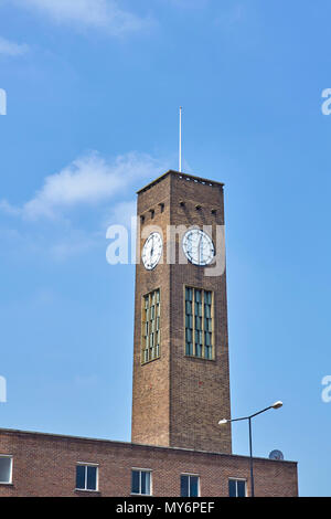 Big Bill clocktower dettaglio sopra gli anni sessanta centro dello shopping nel centro di Crewe, Cheshire Foto Stock