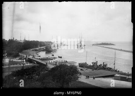 Hr Ms Hertog Hendrik. H. La sig.ra Hertog Hendrik verlaat de haven. Links het Wachtschip en rechts fort Harssens Den Helder 1937 Catalogusnummer: RAA003012926 Collectie Regionaal Archief Alkmaar Foto Stock