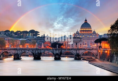 Tevere e la Basilica di San Pietro in Vaticano con arcobaleno, Roma Foto Stock