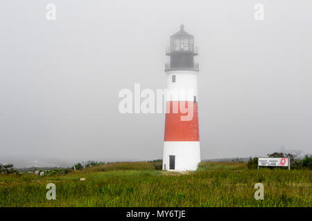 Nantucket, Massachusetts. La testa di Sankaty luce, un bianco con striscia rossa midway faro costruito in mattoni e pietra di granito nel 1850 nei pressi del villaggio di Siasc Foto Stock