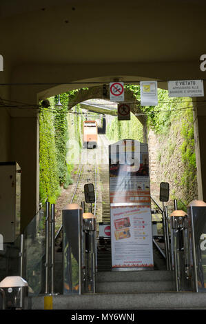 Italia - Lombardia - Bergamo - Città Alta - la funicolare che collega la città bassa con Bergamo città alta. Città bassa della stazione di partenza. Costruito nel 1887. lunghezza linea: Foto Stock