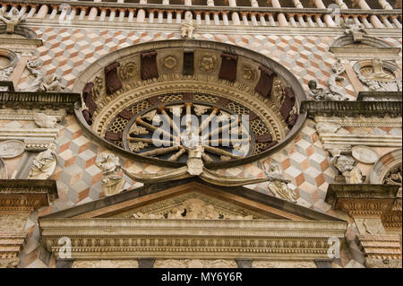 Italia - Lombardia, Bergamo - Città Alta è un borgo medievale, la Cappella Colleoni, dettaglio windows Foto Stock