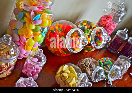 Una colorata collezione di vecchio stile vasi contenenti vivacemente colorato dolci Foto Stock