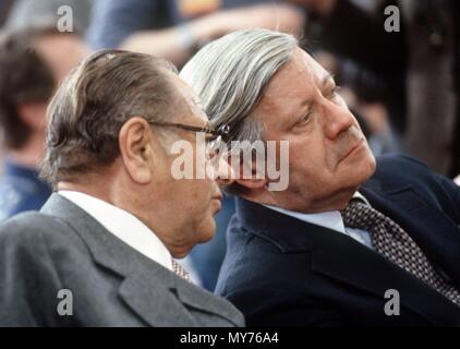 Il cancelliere tedesco Helmut Schmidt in conversazione con il Cancelliere austriaco Bruno Kreisky durante la SPD conferenza di Monaco di Baviera, in Germania, in aprile 1982. | Utilizzo di tutto il mondo Foto Stock