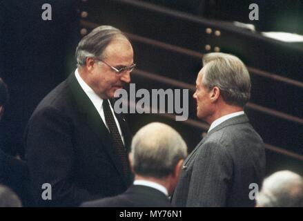 Docup leader Willy Brandt (r) si congratula con il nuovo cancelliere dopo la sua elezione. CDU leader Helmut Kohl ha eletto come il sesto il cancelliere della Repubblica federale di Germania dalla nuova CDU/CSU e FDP coalizione di governo il 1 ottobre 1982. | Utilizzo di tutto il mondo Foto Stock