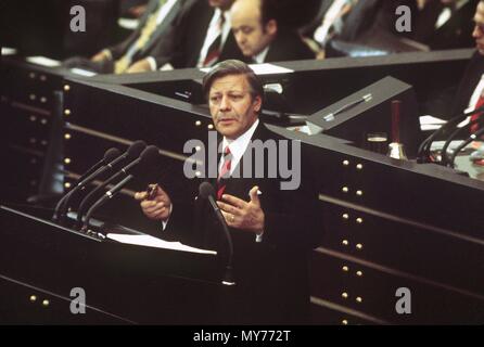 Il cancelliere tedesco Helmut Schmidt nella foto durante il suo governo la dichiarazione nel Bundestag tedesco a Bonn in Germania il 17 maggio 1974. | Utilizzo di tutto il mondo Foto Stock