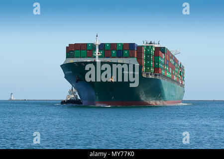 La Nave portacontainer, SEAMAX New Haven, immettendo il Los Angeles Canale principale nel porto di Los Angeles, California, USA. Foto Stock