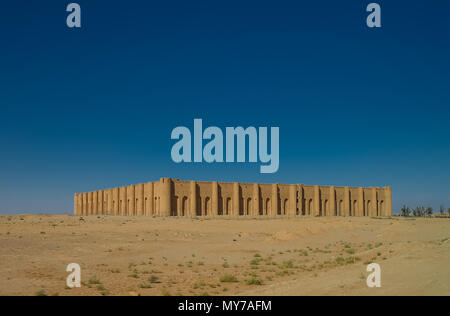 Vista esterna alla fortezza Al-Ukhaidir aka Abbasid palace di Ukhaider vicino a Karbala, Iraq Foto Stock