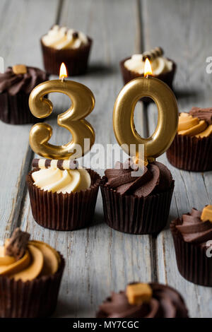 Numero 30 celebrazione compleanno tortine su uno sfondo di legno Foto Stock