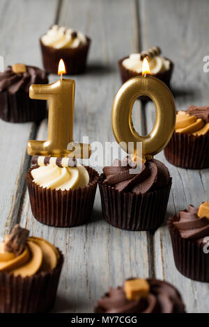 Numero 10 celebrazione compleanno tortine su uno sfondo di legno Foto Stock