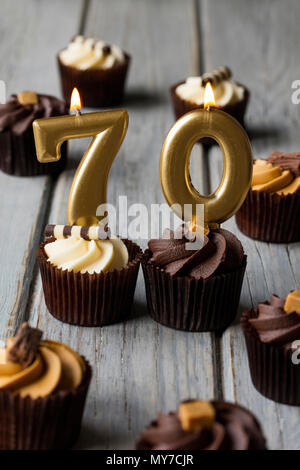 Il numero 70 celebrazione compleanno tortine su uno sfondo di legno Foto Stock