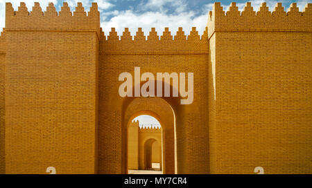 Gate di parzialmente restaurato Babilonia rovine, Hillah, Iraq Foto Stock