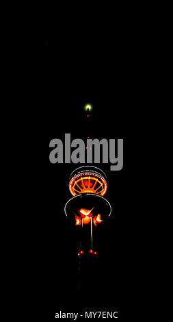 Notte vista esterna in Kuwait Telecommunications Tower aka Torre di liberazione - 07 gennaio 2015 a Kuwait City Kuwait Foto Stock