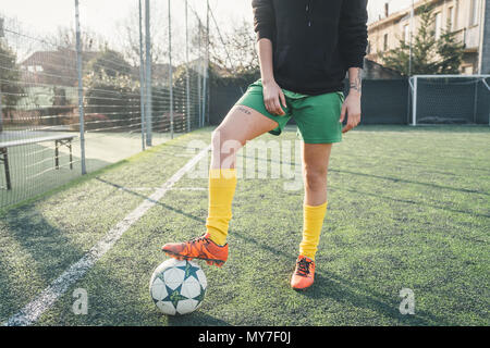 Giocatore di calcio con piede sulla palla sul passo Foto Stock