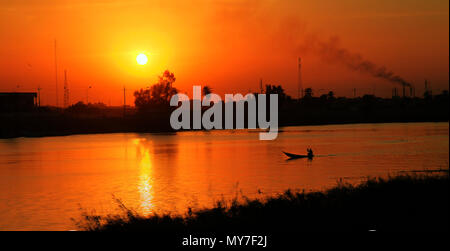 Landscapeof fiume Eufrate a Nassirya città al tramonto, Iraq Foto Stock