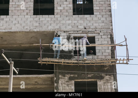 Etiopia ad Addis Abeba, 30 gennaio 2014, lavoratori edili su una impalcatura pendenti Foto Stock